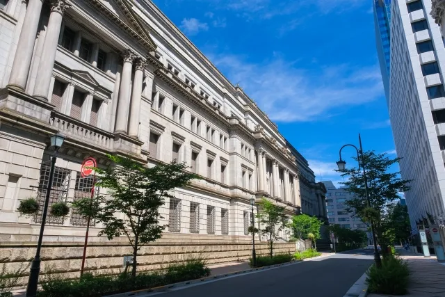 Dokumen-dokumen yang diperlukan untuk membuka rekening bank di Jepang, termasuk Zairyu Card dan Inkan.