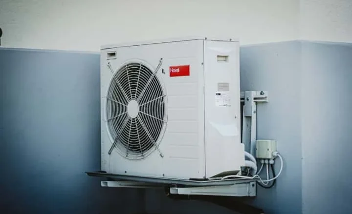 Unit luar ruangan (outdoor) sebuah AC yang terpasang di balkon sebuah apartemen di Jepang.