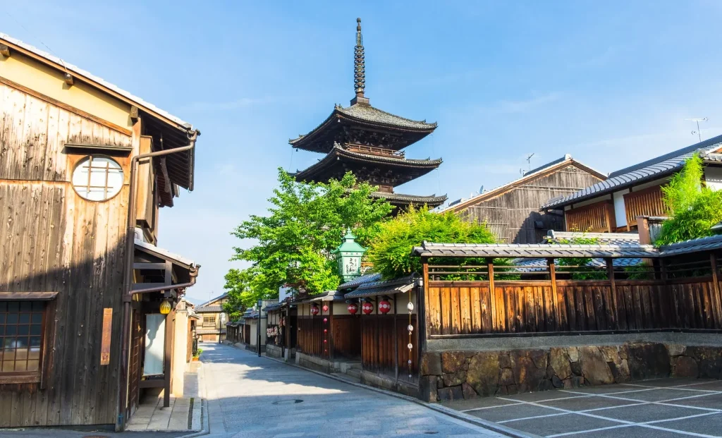 Pemandangan Pagoda Yasaka di Kyoto dengan latar belakang rumah-rumah tradisional.