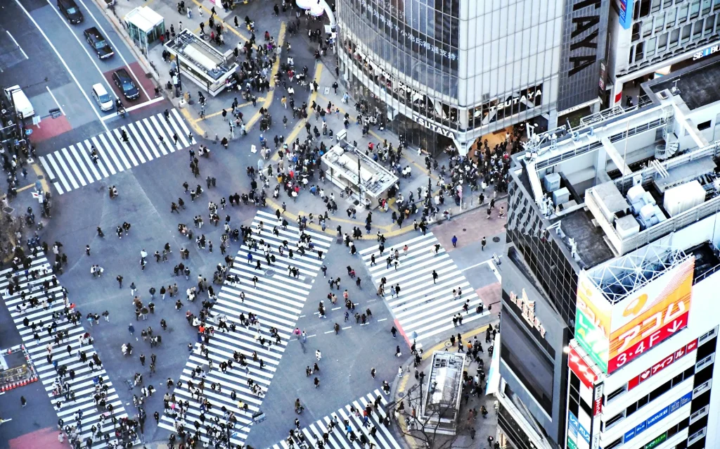 Pemandangan Shibuya Crossing yang ramai.