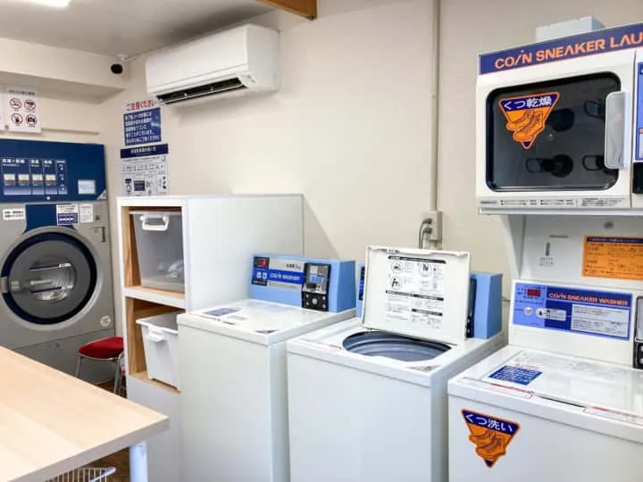 Panel kontrol sebuah mesin cuci di coin laundry.