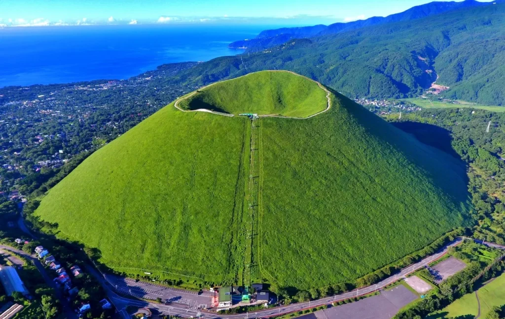 Pemandangan Gunung Omuro yang berbentuk seperti mangkuk terbalik.