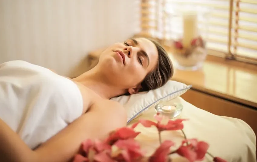 Interior sebuah spa mewah dengan suasana yang tenang dan menenangkan.
