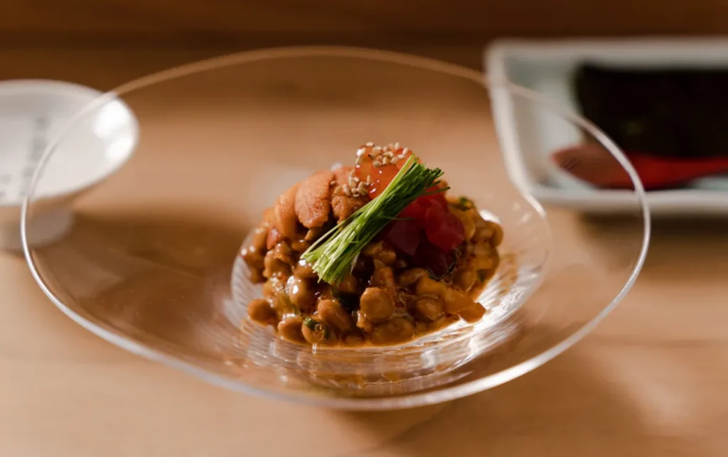 Hidangan sushi yang disajikan dengan indah di atas piring.