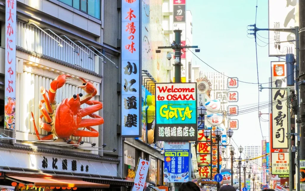 Pemandangan malam hari di distrik Dotonbori, Osaka, yang gemerlap.
