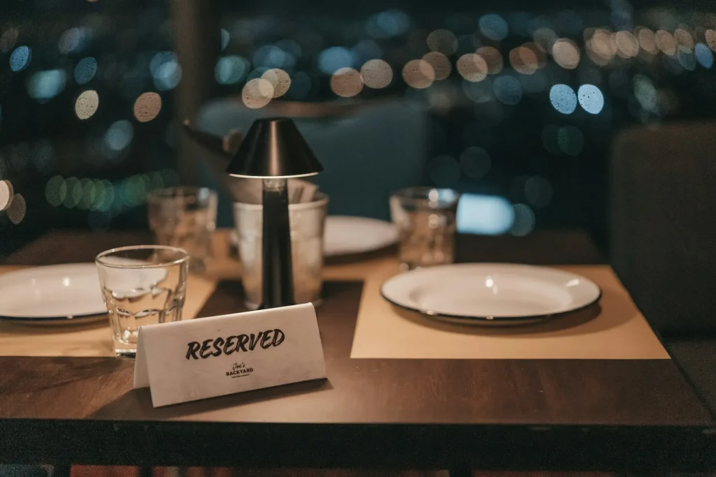 Seseorang sedang mencari restoran di smartphone.