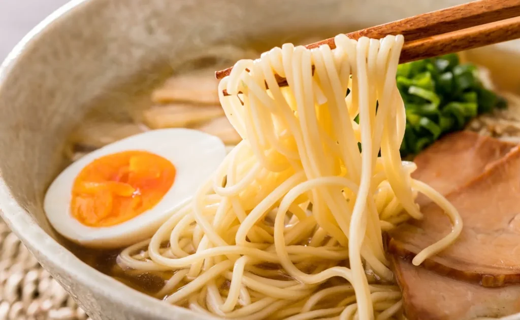 Semangkuk ramen halal yang mengepul.