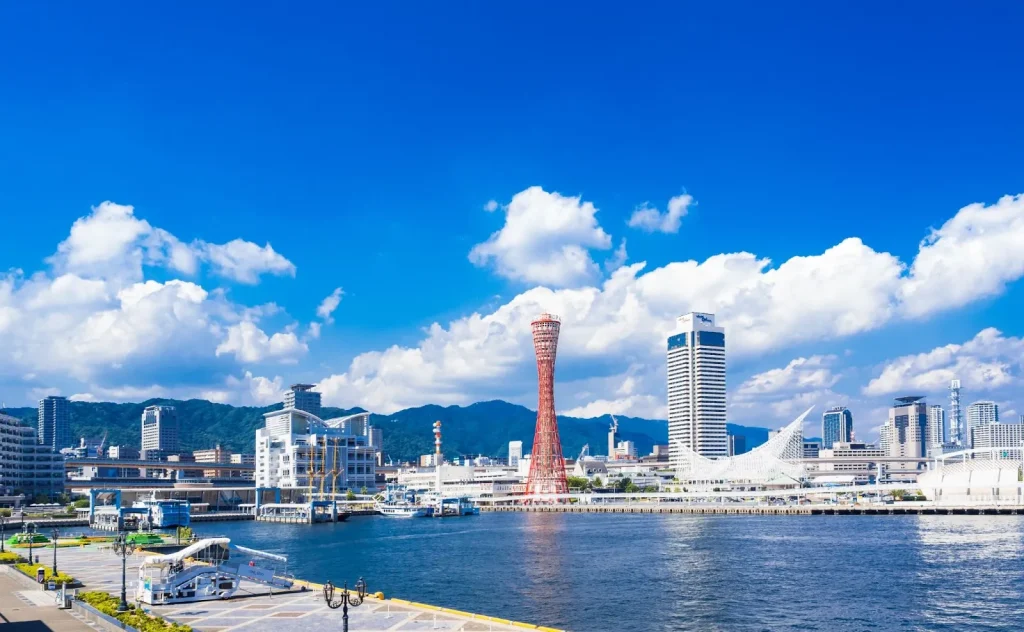 Pemandangan malam hari Pelabuhan Kobe dengan Kobe Port Tower yang ikonik.