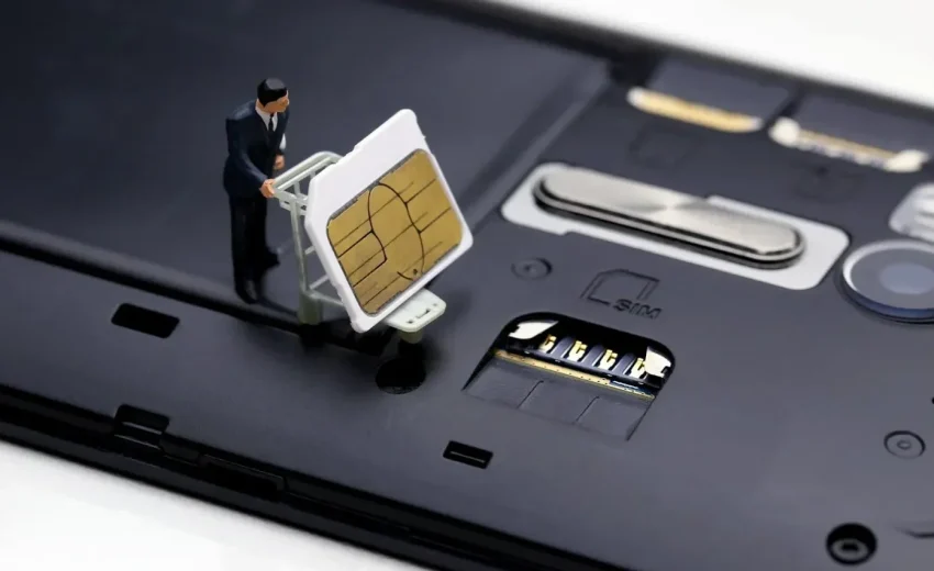 Seseorang menggunakan smartphone di rumah.