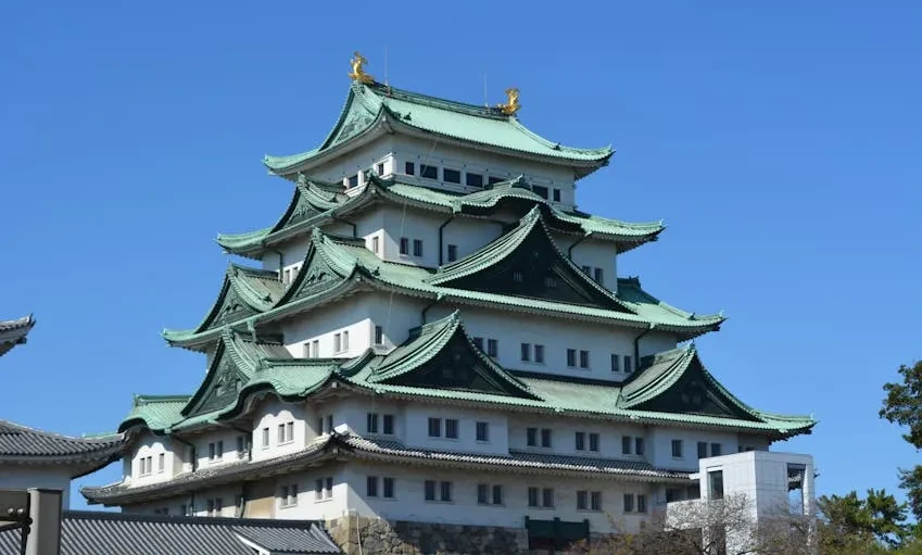 Pemandangan Kastil Nagoya yang megah.