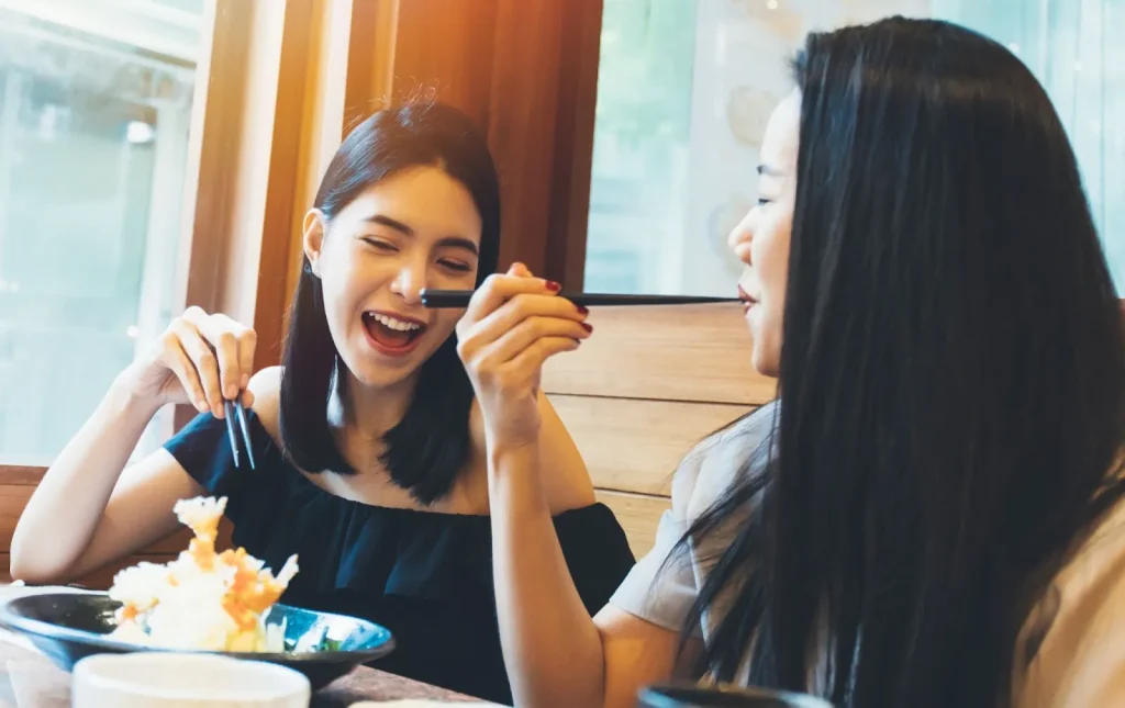Hidangan yakiniku yang disajikan di atas ban berjalan.