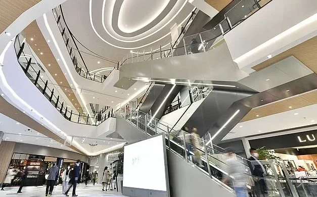 Pemandangan eksterior mal Nagoya Noritake Garden yang modern.
