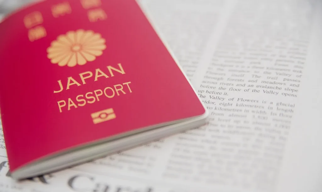 Paspor Indonesia dengan stiker registrasi bebas visa Jepang.
