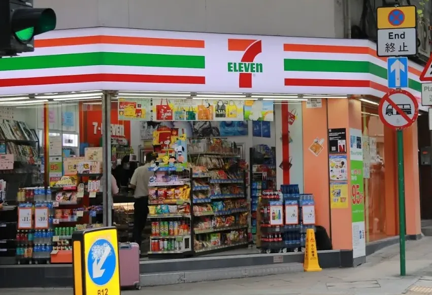 Pintu masuk sebuah toko elektronik besar di Jepang.