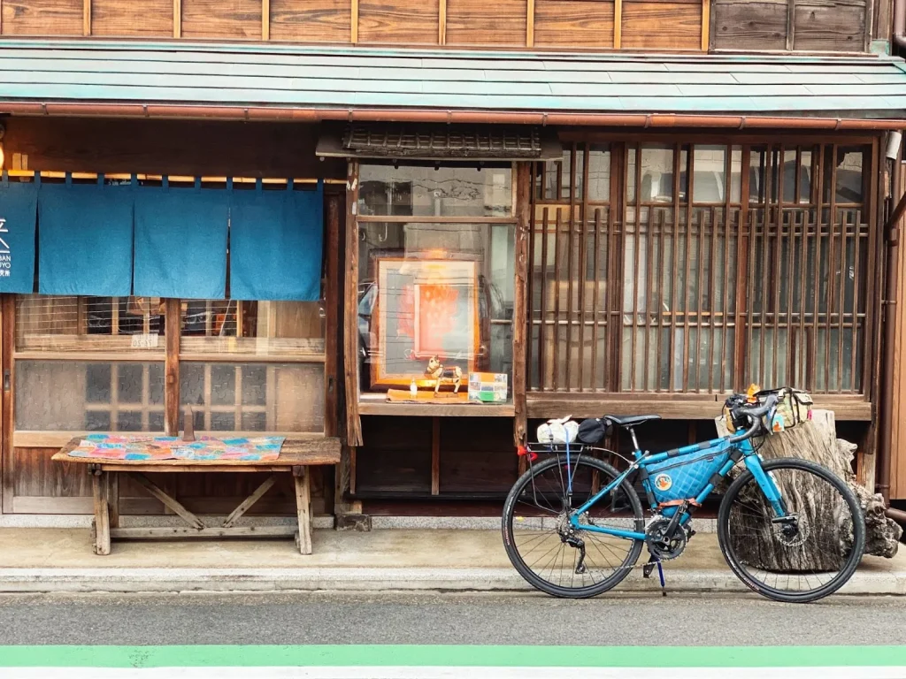 Sebuah rumah tradisional Jepang (kominka) yang kosong di pedesaan.