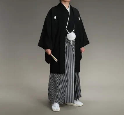 Seorang pria mengenakan kimono pria formal lengkap dengan haori dan hakama.