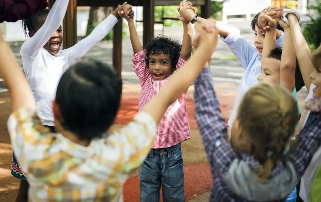 Anak-anak kecil sedang bermain dan belajar di sebuah prasekolah internasional.