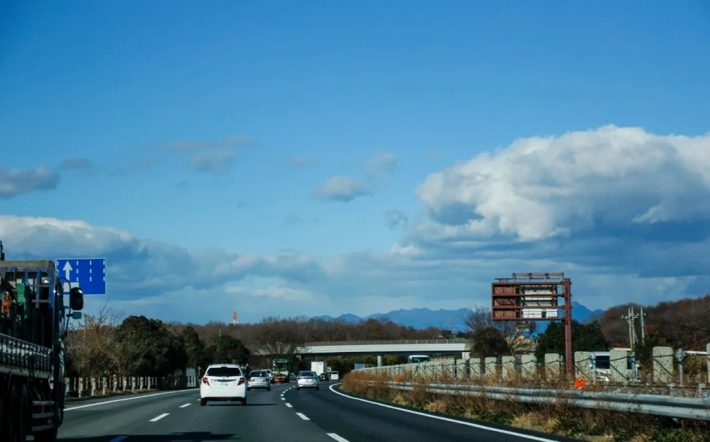 Jalan raya di Jepang dengan mobil-mobil yang berlalu-lalang.