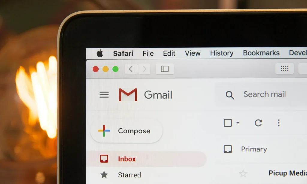 Contoh tampilan sebuah email bisnis.