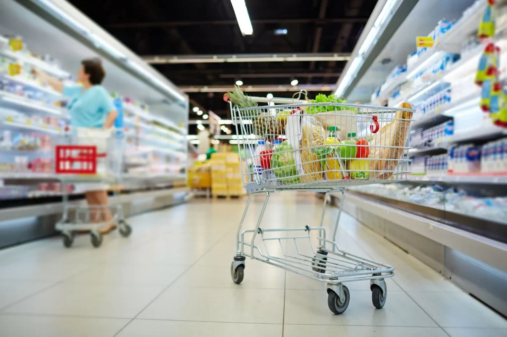 Bagian dalam sebuah supermarket yang ramai dengan berbagai macam produk.