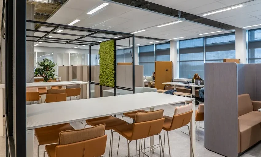 Suasana interior sebuah coworking space yang modern dan nyaman.