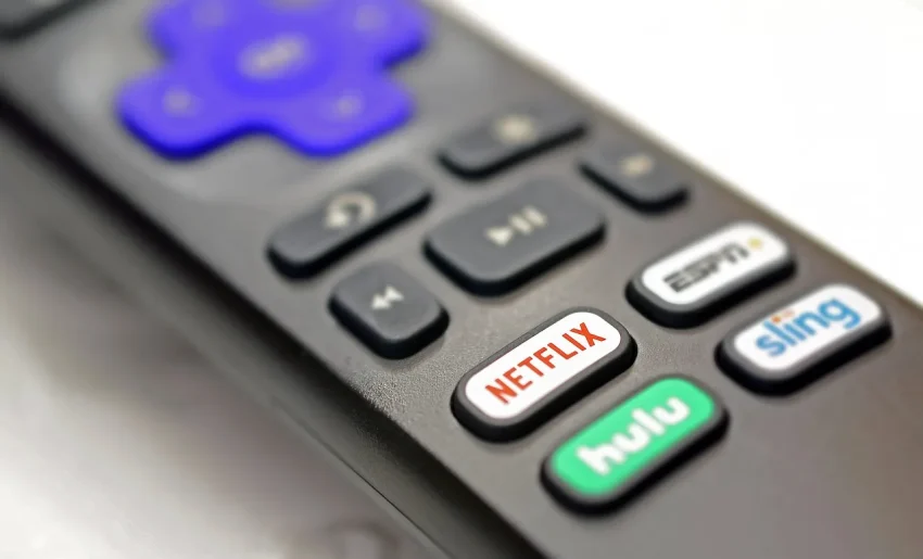 Sebuah remote control TV.