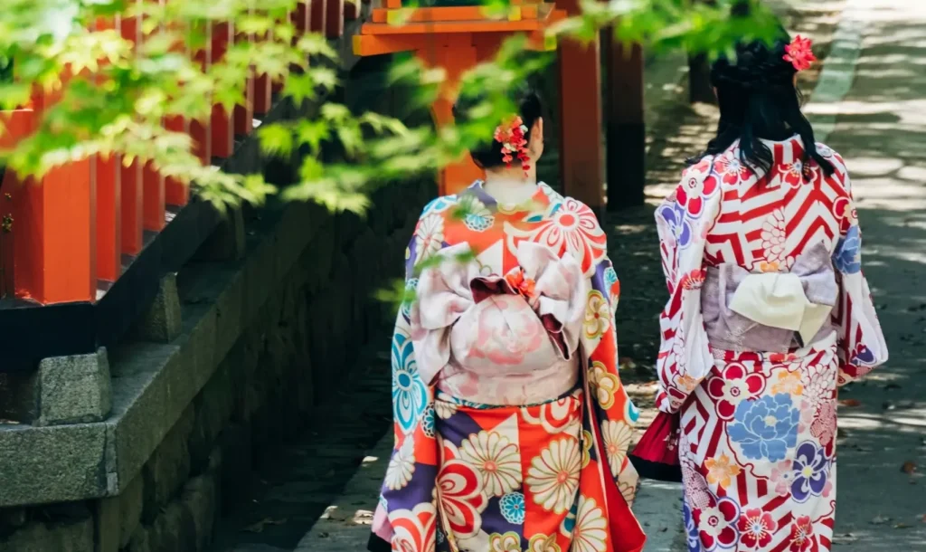 Beberapa wanita mengenakan kimono dengan berbagai warna dan corak.