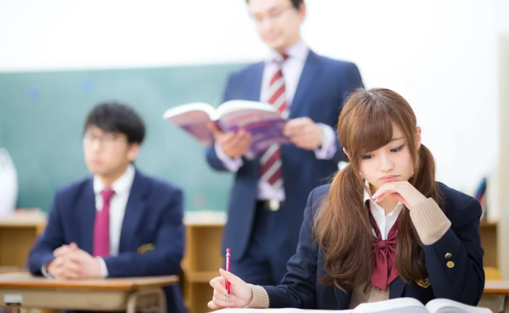 Suasana kelas di sebuah sekolah di Jepang dengan guru dan murid.