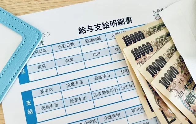 Surat tagihan pajak dan beberapa koin Yen.