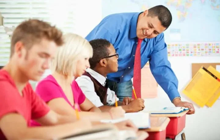 Siswa-siswi ASIJ sedang beraktivitas di dalam kelas yang modern.