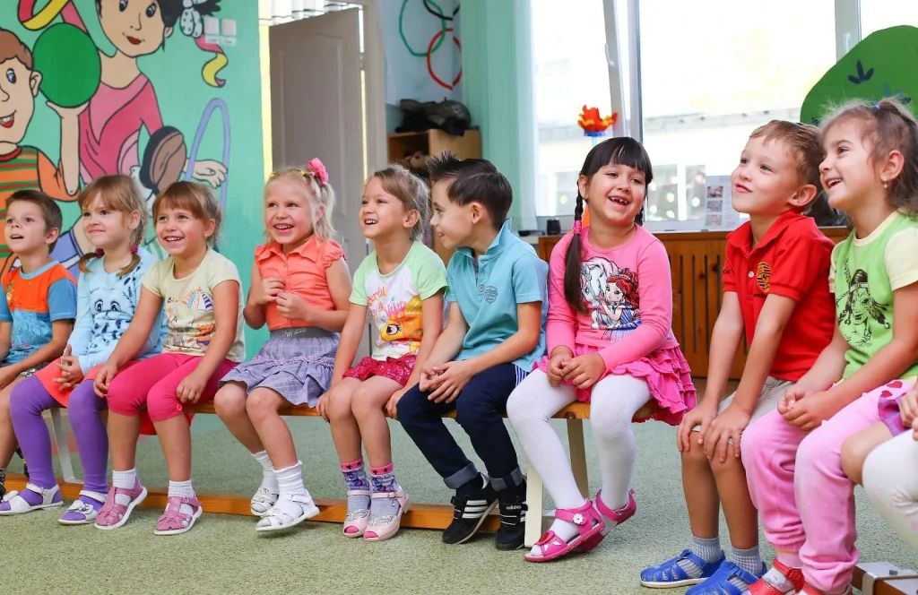 Anak-anak kecil sedang bermain dan belajar di sebuah prasekolah internasional.