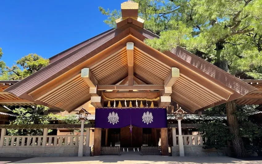 Pemandangan Istana Nagoya dengan bunga sakura yang sedang mekar.