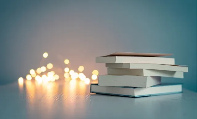 Sebuah novel Jepang dengan pembatas buku.