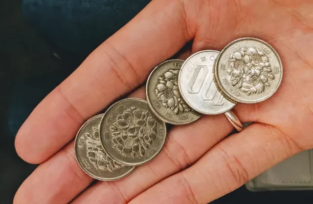 Tumpukan koin 100 Yen Jepang.