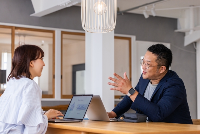 Seorang pria asing sedang bekerja di kantor Jepang