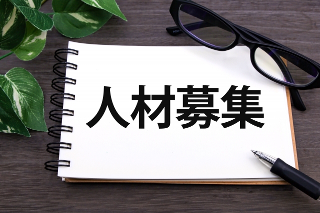 Seseorang sedang belajar bahasa Jepang dengan buku dan laptop
