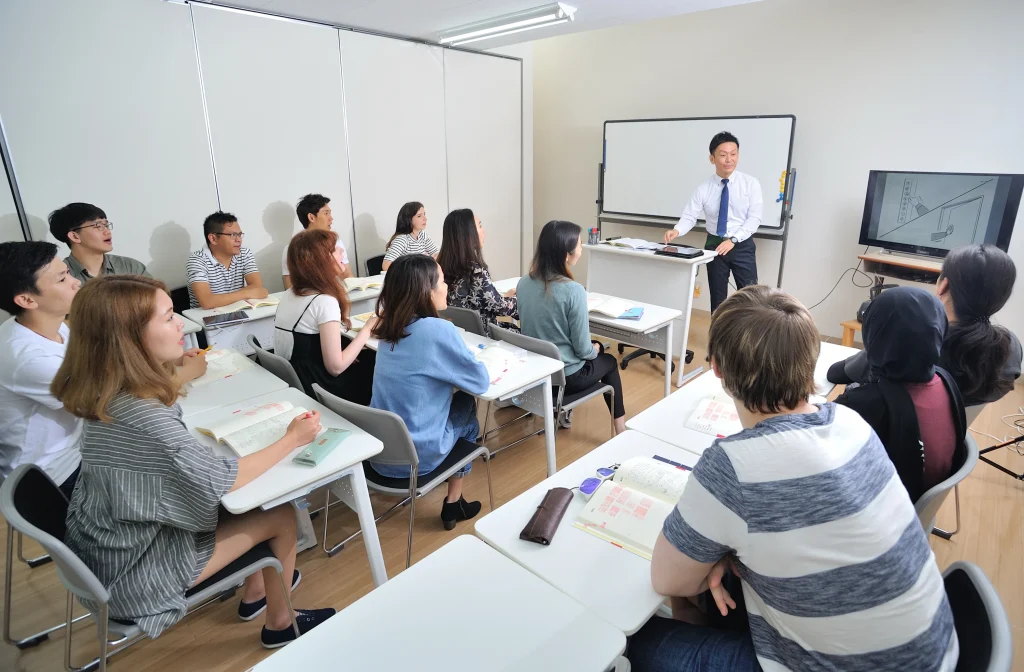Suasana belajar di dalam kelas Akamonkai.