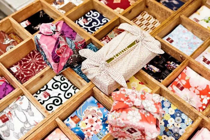 Beberapa kain Furoshiki dengan corak warna-warni.