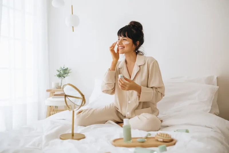 Seorang wanita sedang menggunakan sheet mask.