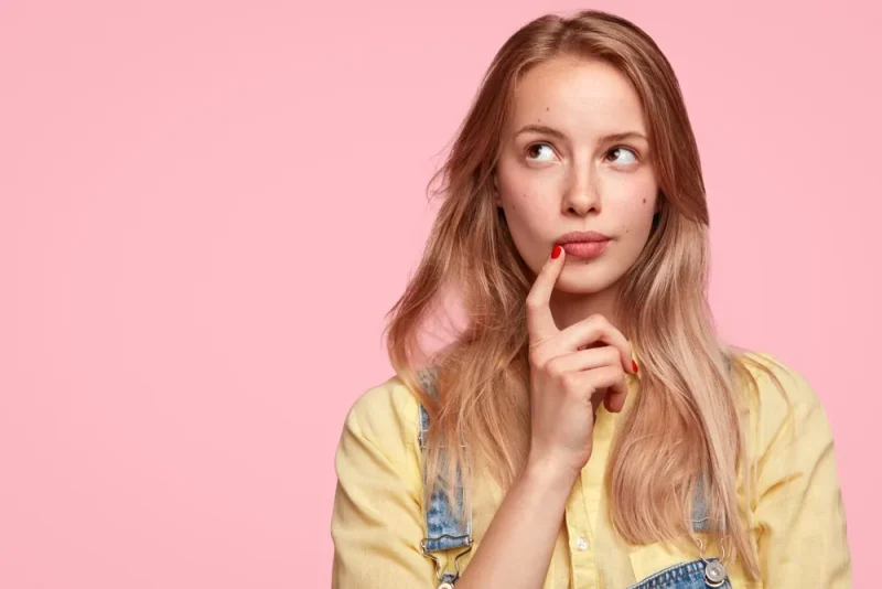 Seorang wanita sedang memilih produk skincare.