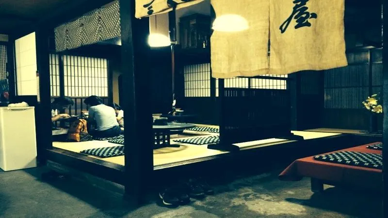 Etalase sebuah toko wagashi yang menampilkan berbagai macam kue