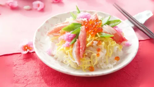 Chirashi-zushi, nasi sushi dengan berbagai macam topping berwarna-warni.