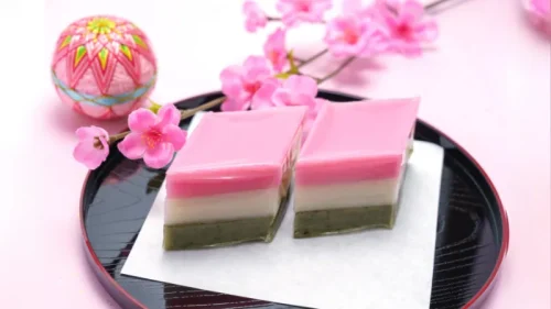 Hishimochi, kue beras tiga warna berbentuk belah ketupat.
