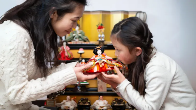 Sebuah keluarga modern merayakan Hinamatsuri dengan set boneka yang lebih kecil.