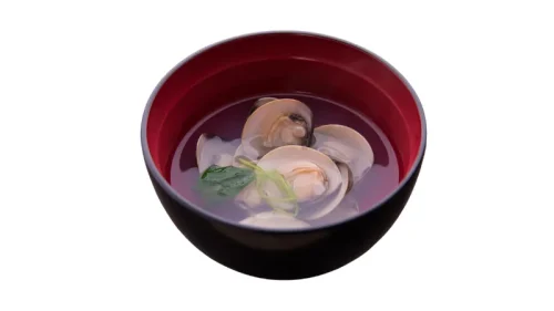 Sup bening dengan kerang hamaguri.