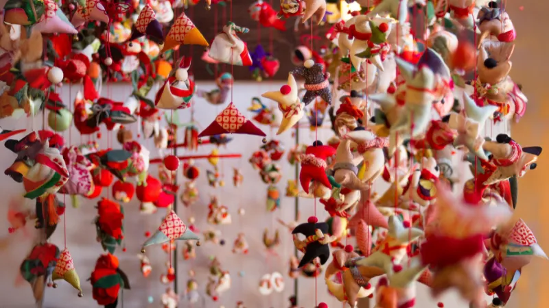 Festival Nagashi-bina di mana boneka kertas dihanyutkan di sungai.